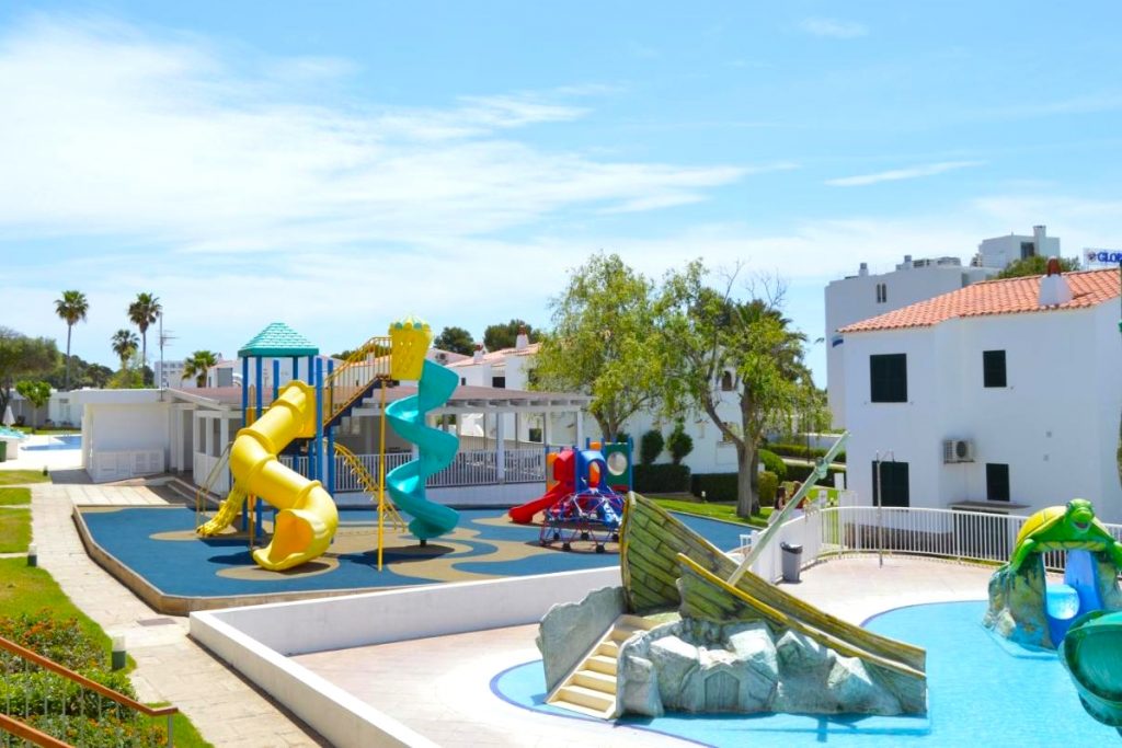 Mestral & Llebeig hotel para niños con toboganes en Menorca