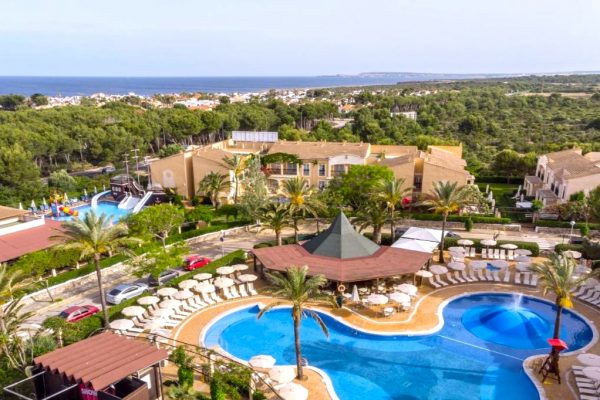 Zafiro Menorca hotel para niÃ±os con todo incluido y toboganes de agua